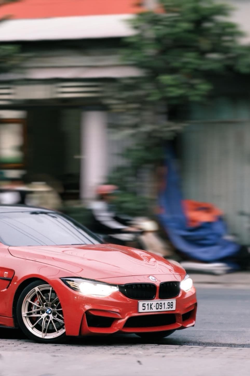 BMW M4 đỏ lăn bánh sau khi hoàn tất dịch vụ tại BMAP Workshop Quận 7